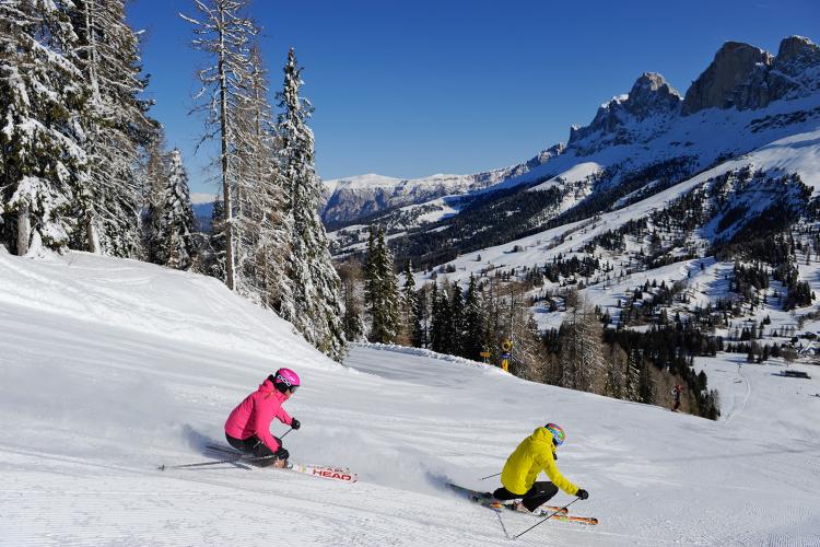 Skifahrer auf der Pra di Tori Piste, Rosengarten, Carezza