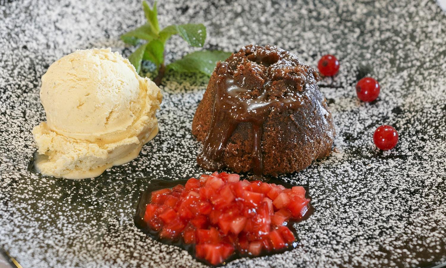 Soufflé al cioccolato con gelato alla vaniglia e fragole