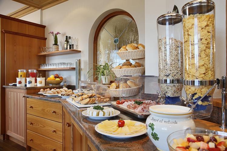 Colazione a buffet principalmente con prodotti regionali