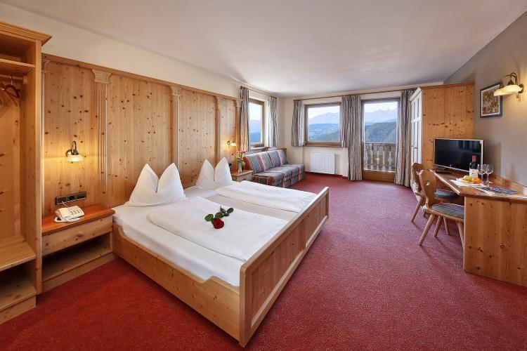 Doppelbettzimmer mit Balkon und Bergblick